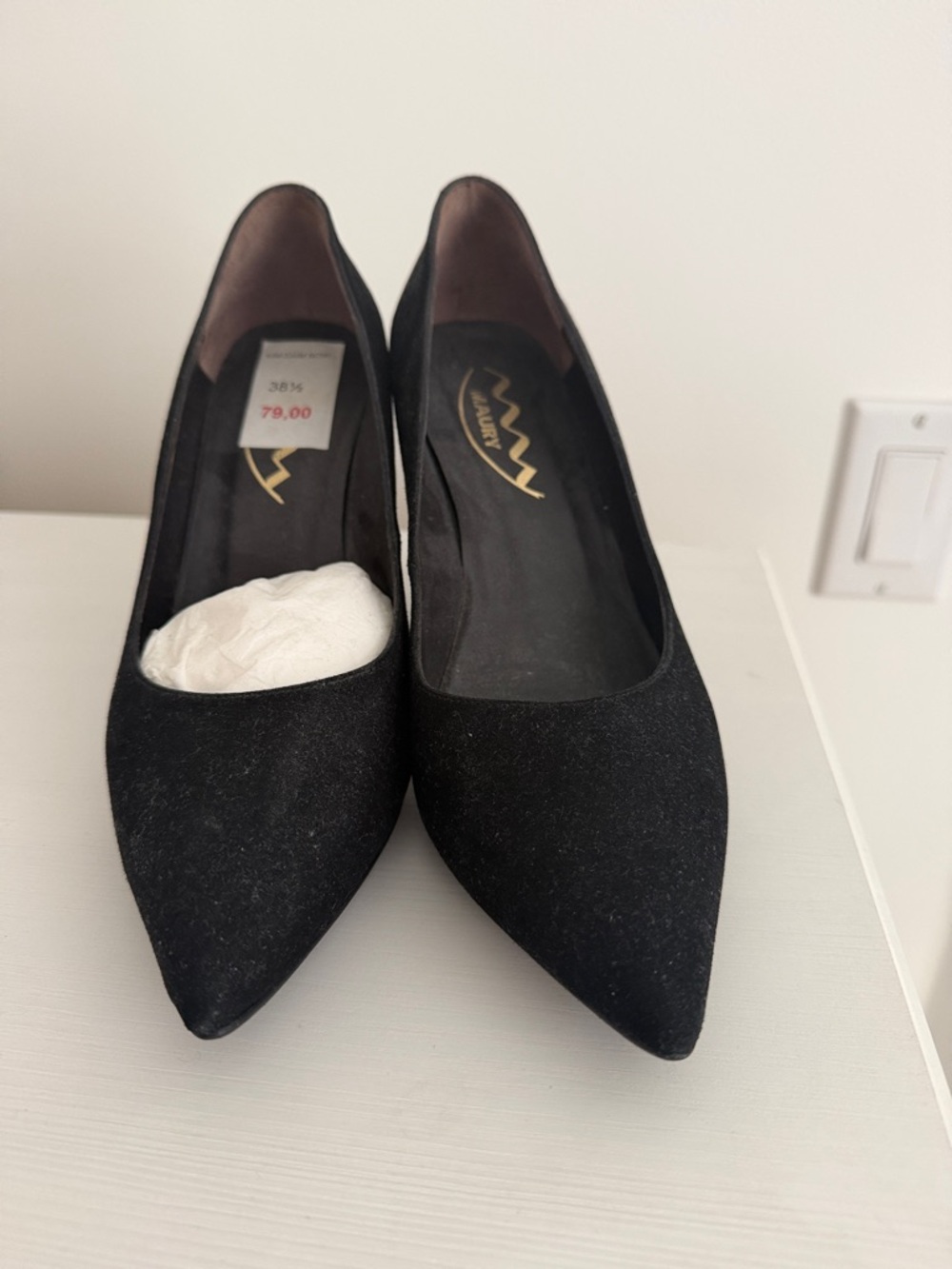 Black Pointed-Toe Women's Pumps by Maury Brand
